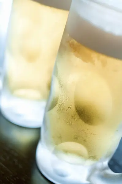 バックグラウンドのアイスグラスで冷たいビール 閉じる — ストック写真