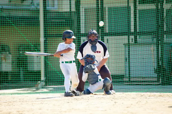 日本の子供たちが野球をする リトルリーグのコンセプト — ストック写真
