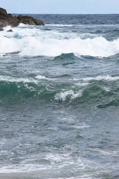 Zee Golven Met Schuim Crashen Het Strand — Stockfoto
