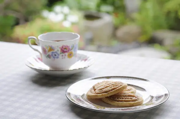 Μπισκότα Σχήμα Καρδιάς Λευκό Πιάτο Και Τσάι — Φωτογραφία Αρχείου