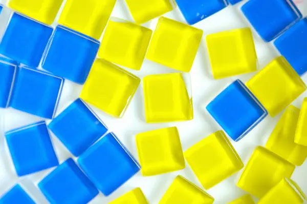 Niebiesko Żółte Plastikowe Kostki Białym Tle — Zdjęcie stockowe
