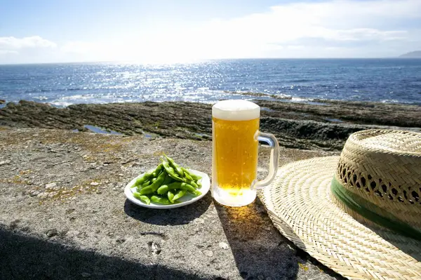 Bier Mit Grünen Erbsen Und Strohhut Auf Meeresgrund — Stockfoto
