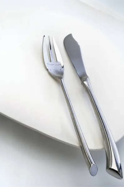 Silbergabel Und Messer Auf Platte Hintergrund Nahaufnahme — Stockfoto