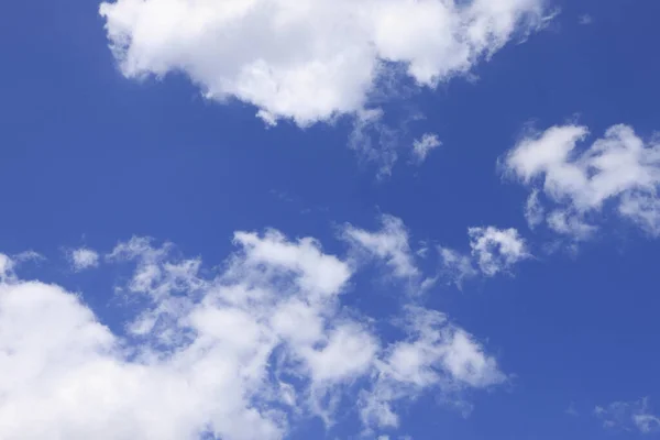 Kék Fehér Felhőkkel Nappal — Stock Fotó