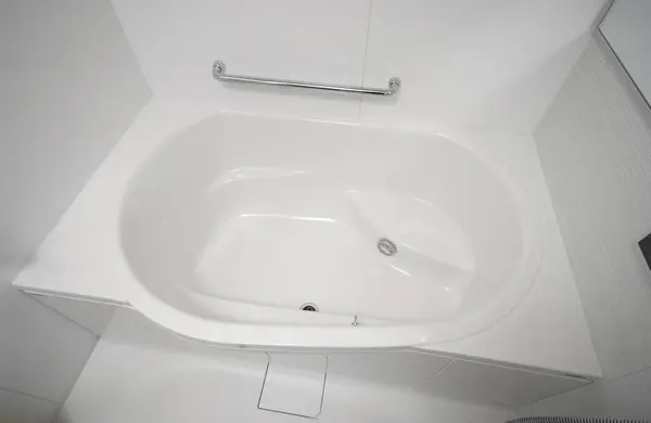 Banheiro Branco Com Uma Grande Banheira Fundo — Fotografia de Stock