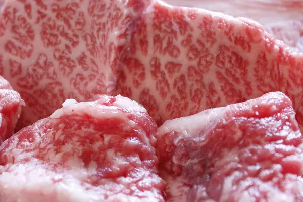 バックグラウンドで新鮮で生の赤い牛肉ステーキ クローズアップ — ストック写真