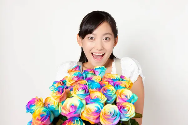 Jovem Mulher Asiática Com Colorido Rosas Buquê — Fotografia de Stock