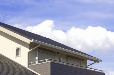 Mavi gökyüzü olan modern bir çatı.