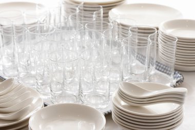 Masadaki çeşitli boş tabaklar