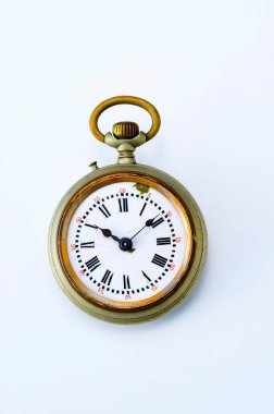 Arka planda izole edilmiş klasik cep saati