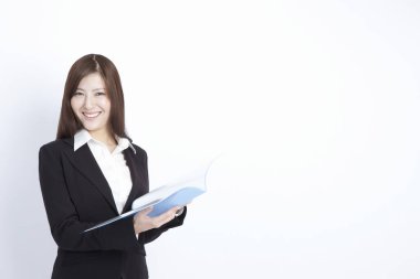 Dosyası olan Asyalı genç bir iş kadını. 