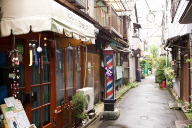 Japon köyündeki eski evlerin gündüz manzarası