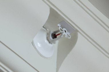 Beyaz tavana monte edilmiş beyaz tavan lambası