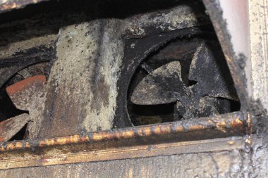 Kirli endüstriyel havalandırma vantilatörü kalın yağ kalıntılarıyla kaplı.