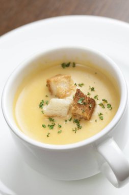 balkabağı çorbası ve kremalı ekmek..