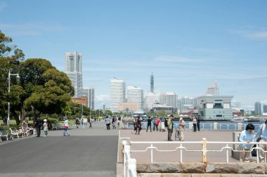 Yaya trafiği Tokyo caddesinde dolup taşıyor