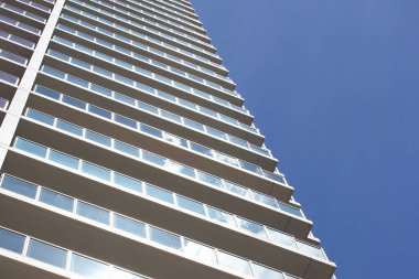 Gökyüzü arka planında şehrin modern mimarisi