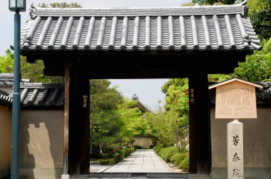 Güzel antik Japon tapınağı mimarisinin manzaralı bir resmi.