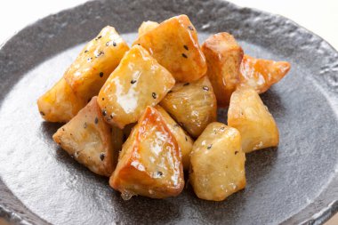 Susamlı fırında patates.