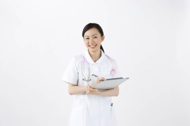 Kadın doktor dijital dosya tutuyor. 