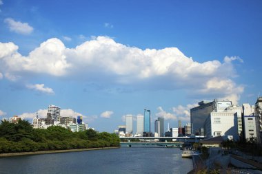 Osaka şehrinin modern mimarisi, Japonya, gündüz görüşü 