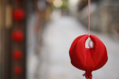 Kyoto, Japonya 'daki Yasaka Kshin-do Tapınağı' nda bulunan renkli top şeklinde bir tılsım. Uzuvları birbirine bağlı maymunları sembolize eder, arzuların ve ahlaksızlıkların dizginlenmesini temsil eder..