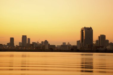 Günbatımında Umeda bölgesinde binalar, Osaka, Japonya 