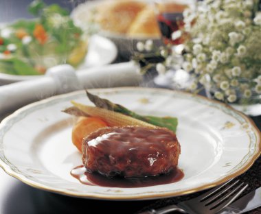 Lezzetli gurme et yemeği servis ediyorum.