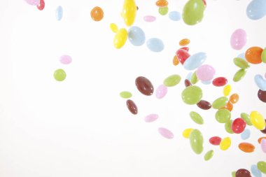 Beyaz arkaplanda renkli şekerler         