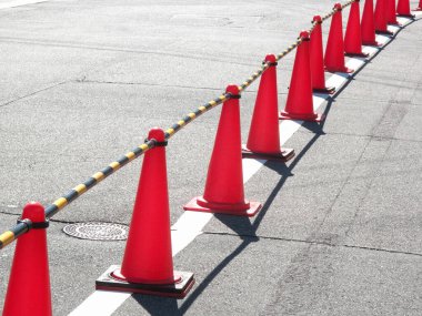 Arka planda kırmızı trafik konileri, kapatın