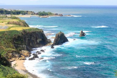 Denizin kayalık kıyı şeridinin güzel manzarası               