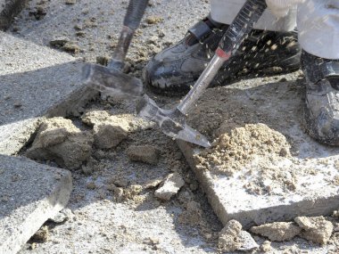 Beton karıştırıcı ve çekiçli bir inşaat alanı.