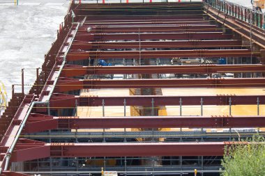 Metal kirişleri ve inşaat malzemelerini gösteren sanayi yapısı