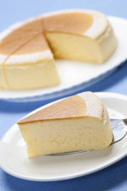 Masadaki leziz peynirli kekin yakın görüntüsü.