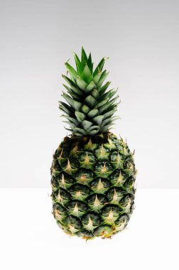 Beyaz arka planda taze ananas