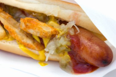 Yakından bakınca hardallı sosisli, ketçaplı, soğanlı, turşulu ve kızarmış.