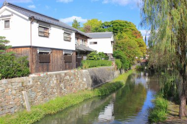 Geleneksel Japon evleri huzurlu dar kanallar boyunca yansıyor.