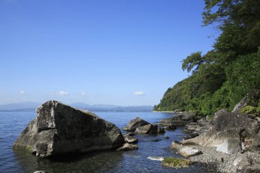 Taşlar, göl ve yeşil dağlar 