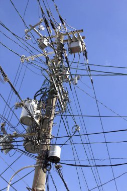 Arka planda mavi gökyüzünde elektrik direği, kapat