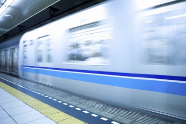 Japonya 'da treni olan modern metro istasyonu.