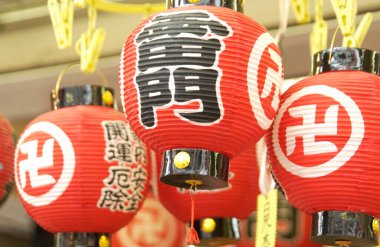 Renkli kırmızı fenerler şenlikli bir şekilde sallanıyor