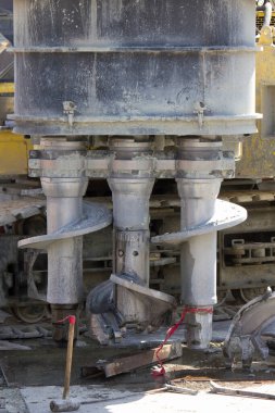 Endüstriyel makineler büyük sondaj ekipmanlarını yakın çekimde gösteriyor.