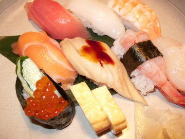 Tabakta taze suşi var.