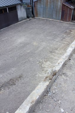 Kırsal kesimdeki eski binaların yakınındaki boş çakıl taşı parkı