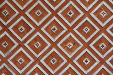 Sıcak renklerde geometrik desen oluşturan desenli fayanslar