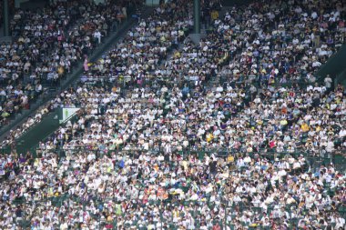 Japonya 'nın Kobe kenti yakınlarındaki ünlü bir beyzbol stadyumu olan Hanshin Koshien Stadyumu' nda seyirci kalabalığı toplandı.