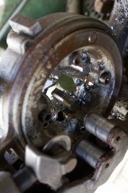 Garajdaki araba motoru, yakın çekim, seçici odaklanma. yüksek kaliteli fotoğraf