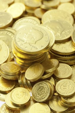 Parlak altın sikkelerin yakın plan görüntüsü, finansal arka plan