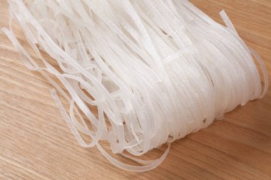 Tahta yüzeyde ince pirinç eriştesi.