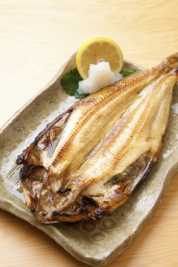 Limonlu ve çubuklu bir tabak balık.